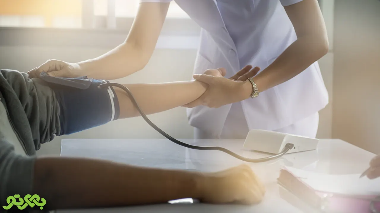 از جمله وظایف پرستاری میتوان به انجام تزریقات و بررسی وضعیت سلامت بیمار اشاره کرد.